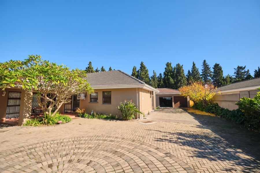 6 Bedroom Property for Sale in Schoongezicht Western Cape